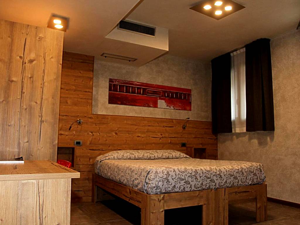 Bed & Rooms