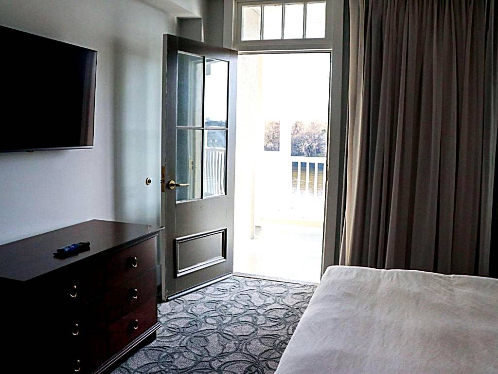 St James Hotel Selma Tapestry Collection by Hilton: Queen Room with Balcony and River View (Selma) 