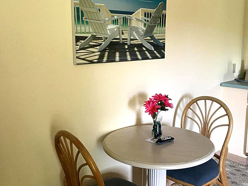 Cape Harbor Motor Inn: Standard Motel Room