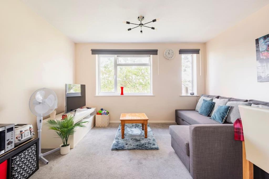 Charming Entire 2-Bedroom House in Milton Keynes