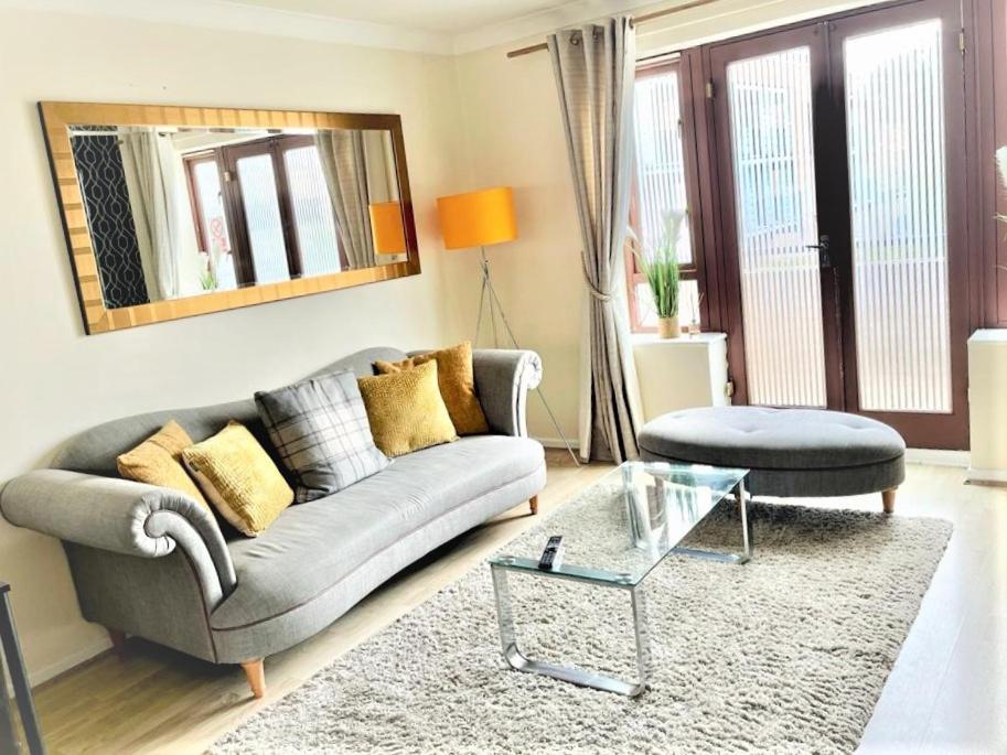 Campbell Park apartment with a balcony and free parking