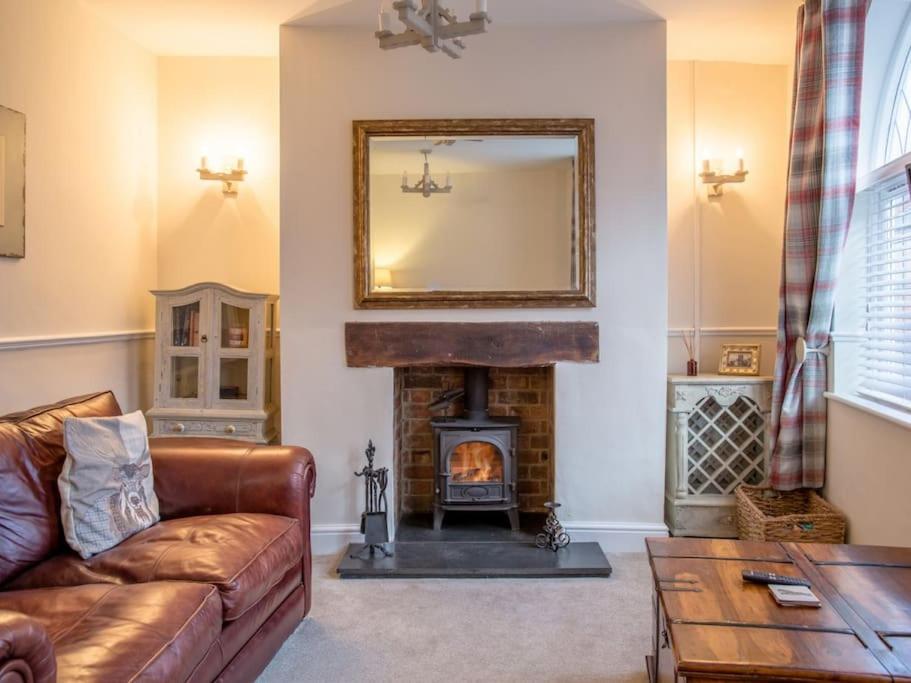 Charming 2 Bed House in Tewkesbury Centre