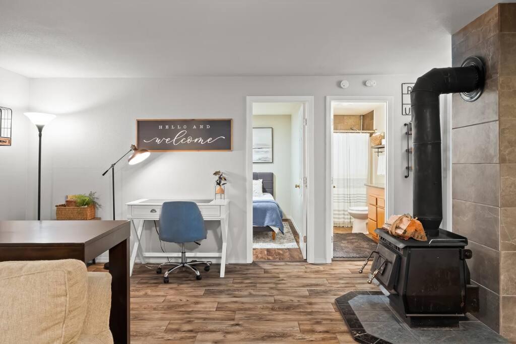 Rustic Private Cottage w/ King Bed & HiSpeed Wi-Fi