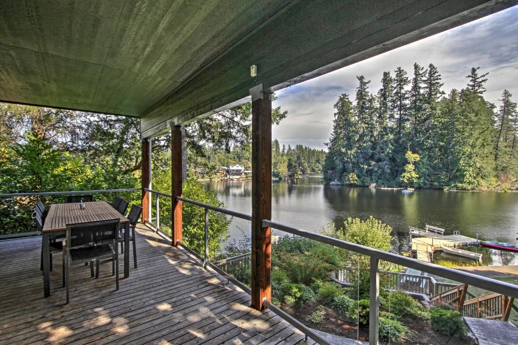 Renovated Olympia Cabin with Private Dock on Lake