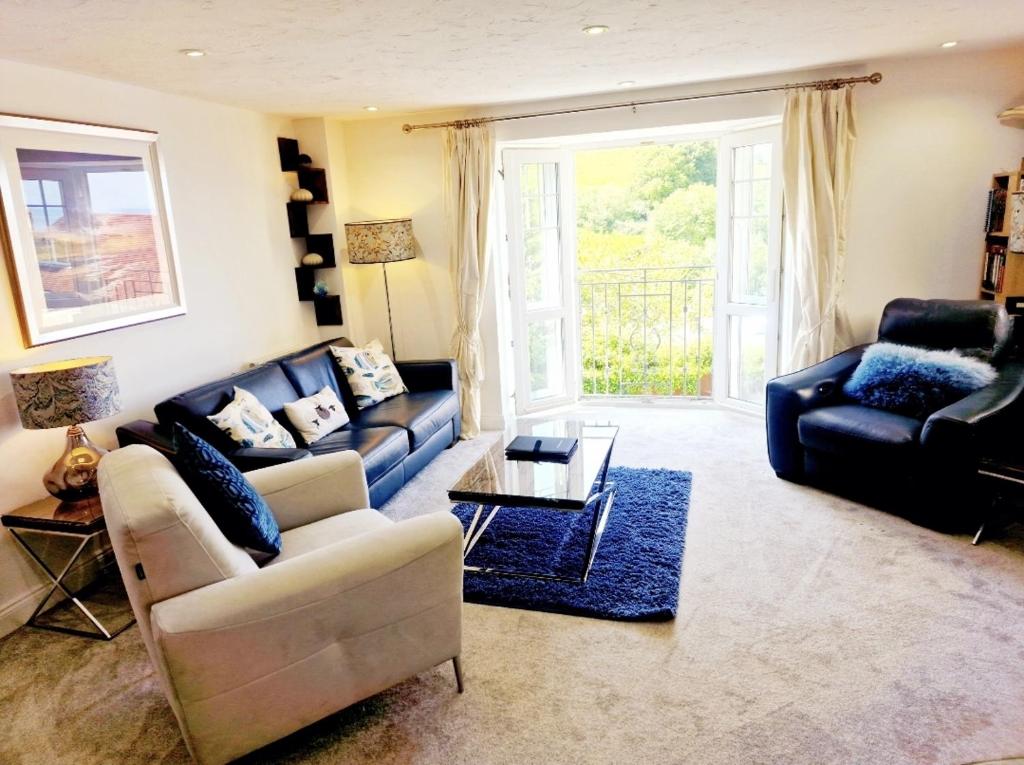 Coastal Spacious Retreat with Private Garden & Views