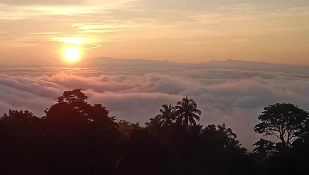 Tanay Overlooking Sea of Clouds Staycation house