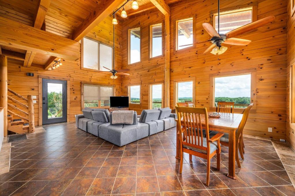 Panoramic Paradise 3BR Cabin with Idyllic Views