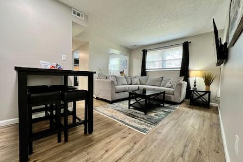 Great Value New Middletown Apartment Free Laundry