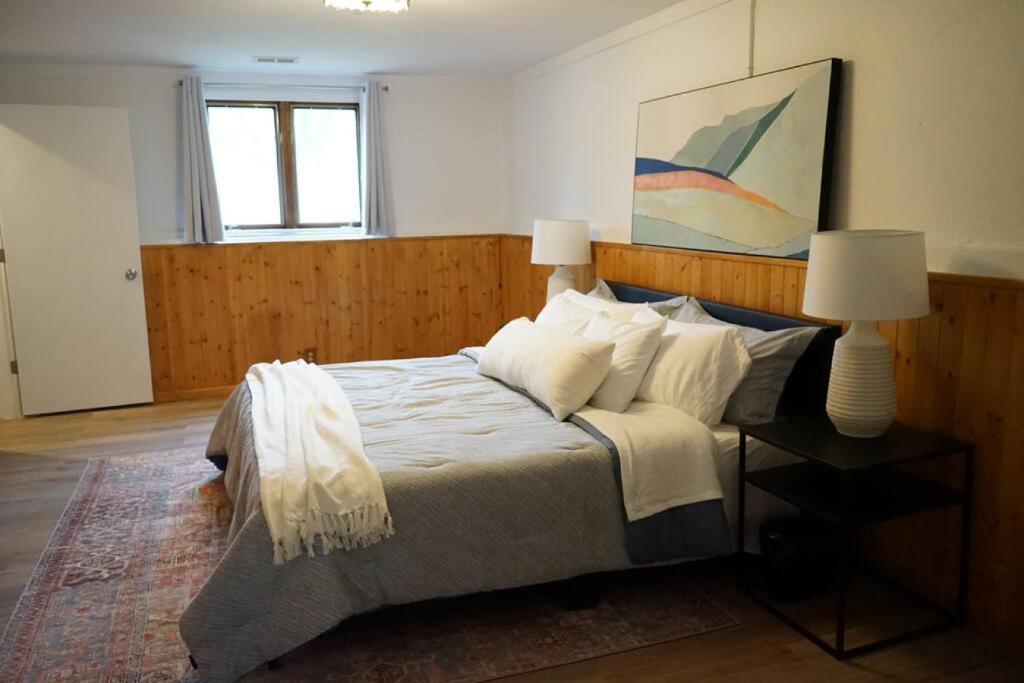 2bdr- 2 KING BEDS- Bettendorf